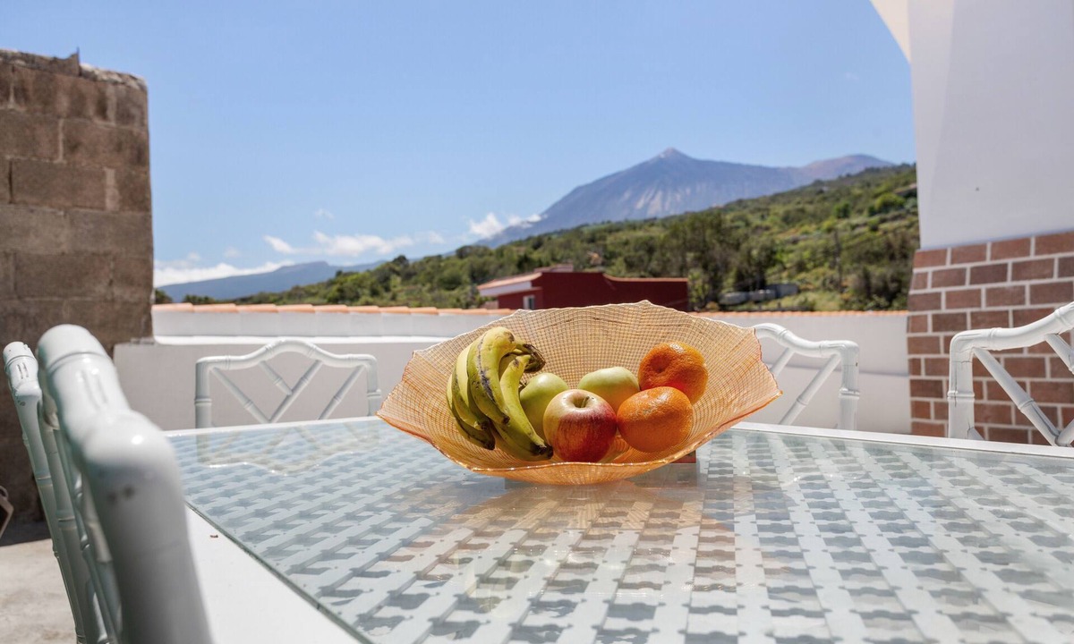 Garachico Apartment | La Casa de Rita: Mountain Views & Private Terrace for Relaxing Holidays