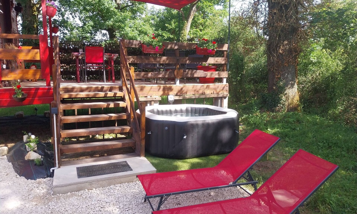Lurcy-Levis Cabin | La Libellule, a travel trailer with a private spa in the countryside