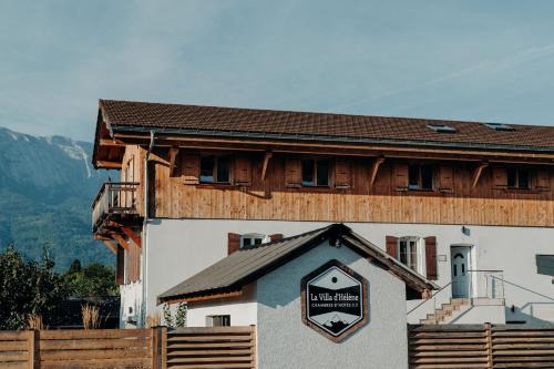 Cluses House | La Villa d'Hélène Chambre d'hôtes BnB - Cluses - Parking Voiture - Moto - Vélo