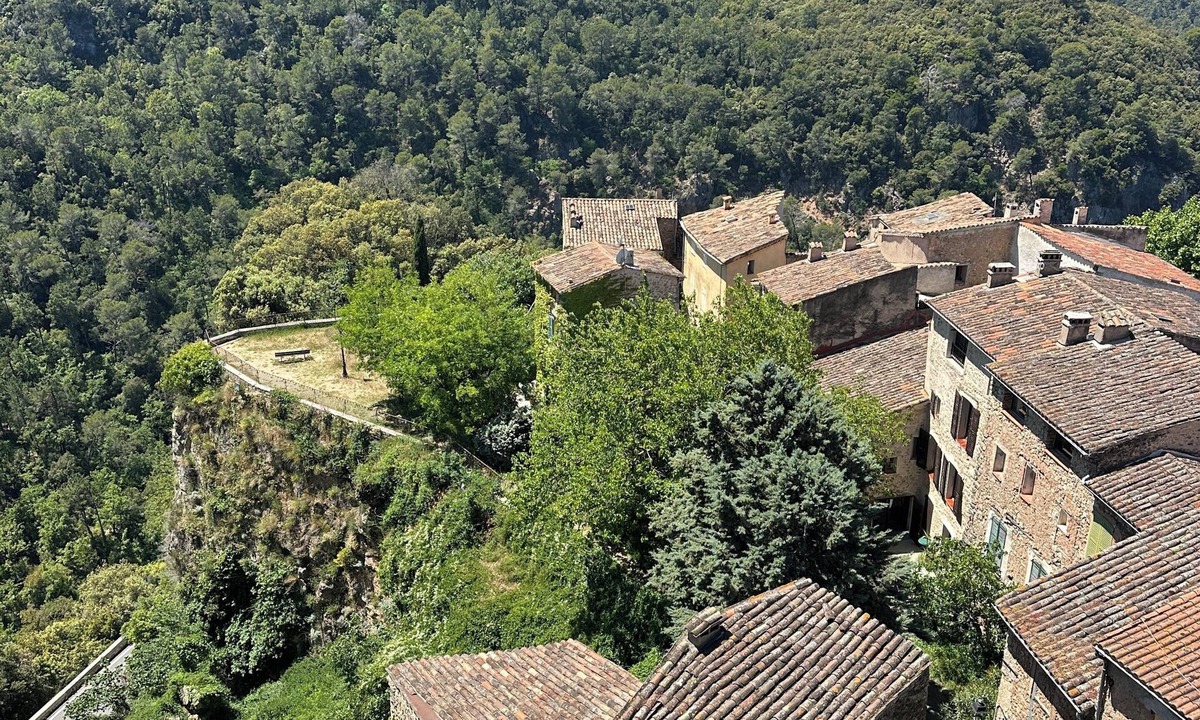 Chateaudouble Bed & Breakfast | La Vue Perchée - bed & breakfast in medieval Châteaudouble