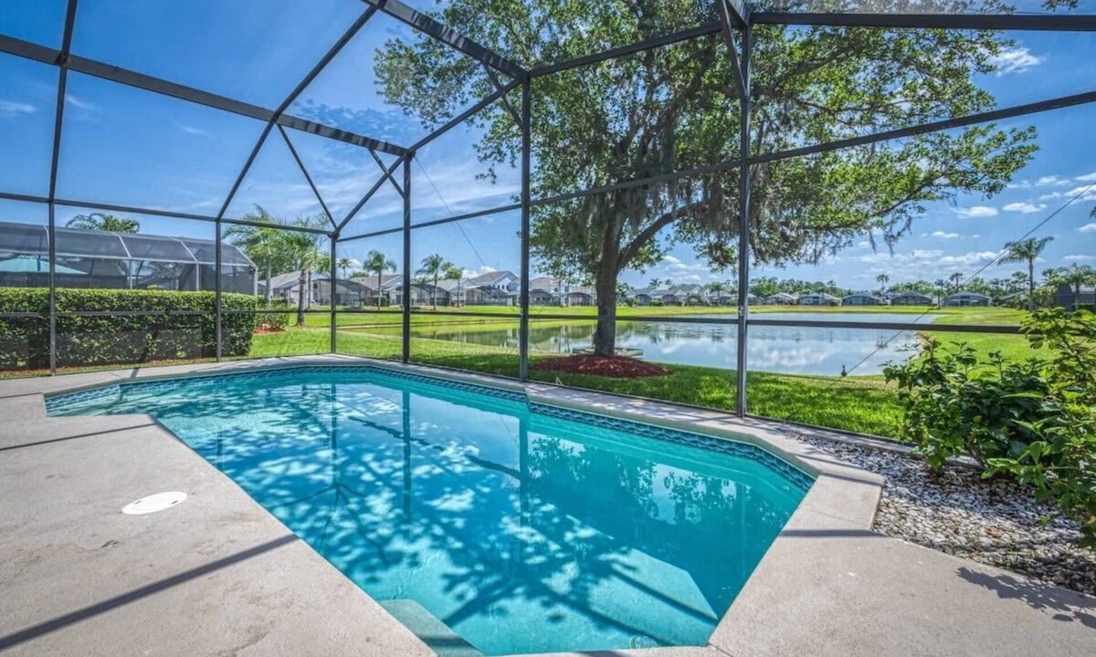 Lake Berkley Villa | Lakefront Villa Near Disney with Pool & Gym Access