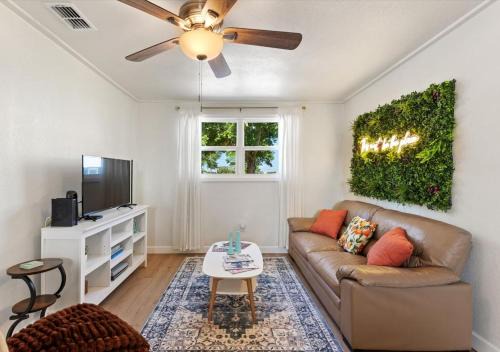 Lake Hamilton House | Lakeside Escape|2BR Cozy Lux Cottage|Near Disney