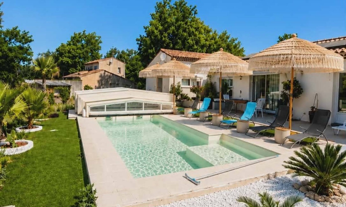 Sainte-Anastasie-sur-Issole Villa | Large 4-bedroom villa, covered swimming pool, pétanque, volleyball.