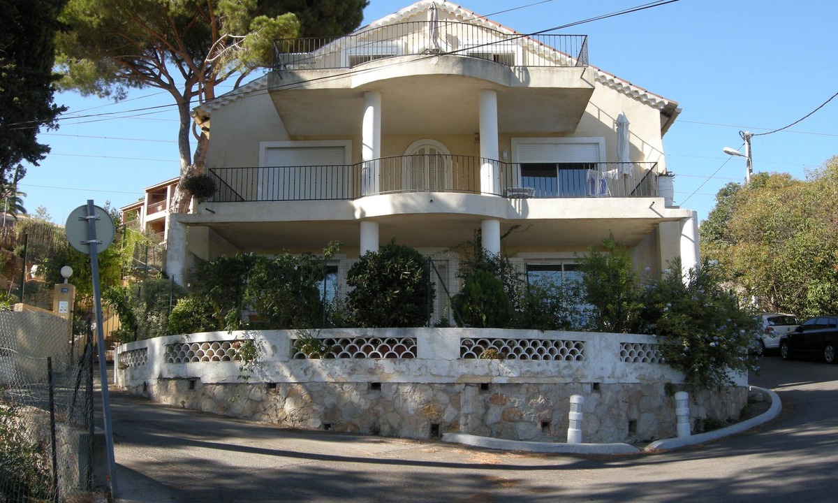 Bandol Apartment | Large apartment , 1st floor, small garden, beach at 150 m. splendid view