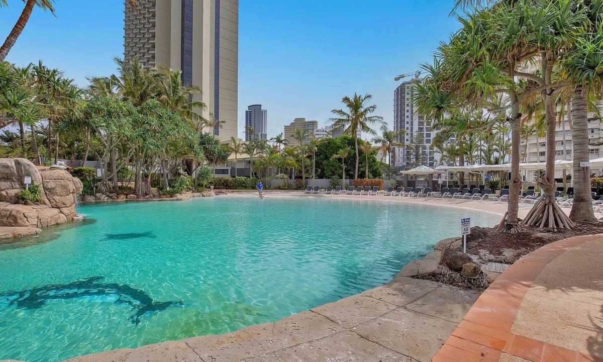 Gold Coast Apartment | Large sunny north facing unit in tropical Surfers, includes Wifi and one Carpark