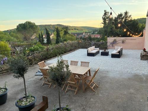 Saint-Gengoux-le-National House | Le 6 Grande Rue - Maison de ville rénovée avec jardin