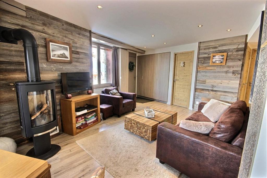 Montalbert Apartment | Le Bouquetin 8 person 50m from slopes in the heart of the village