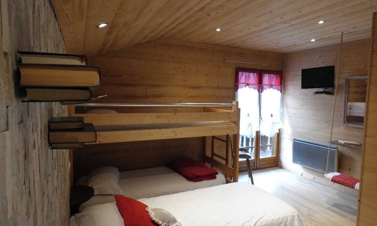 Thones Ski Chalet | Le Chalet Aubier Domaine du Fraizier jacuzzi near lake annecy resort la clusaz