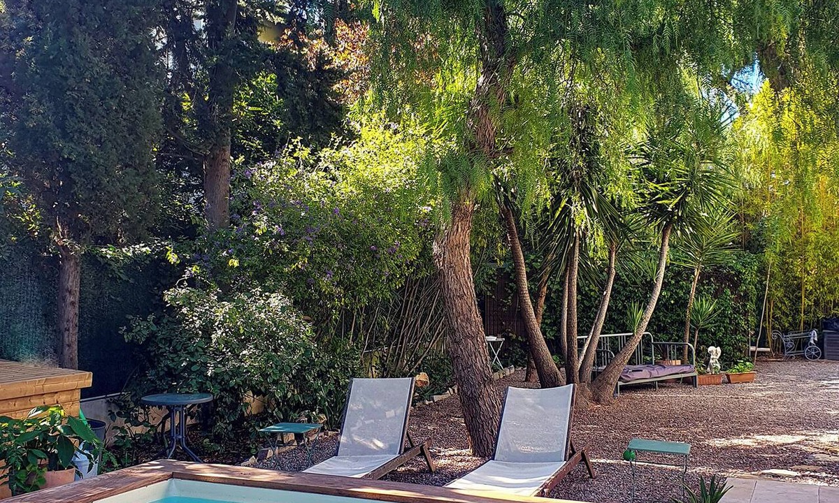Les Lecques Bed & Breakfast | Le Goëland, bed and breakfast near the beach, with a garden, breakfast, kitchenette, and pool
