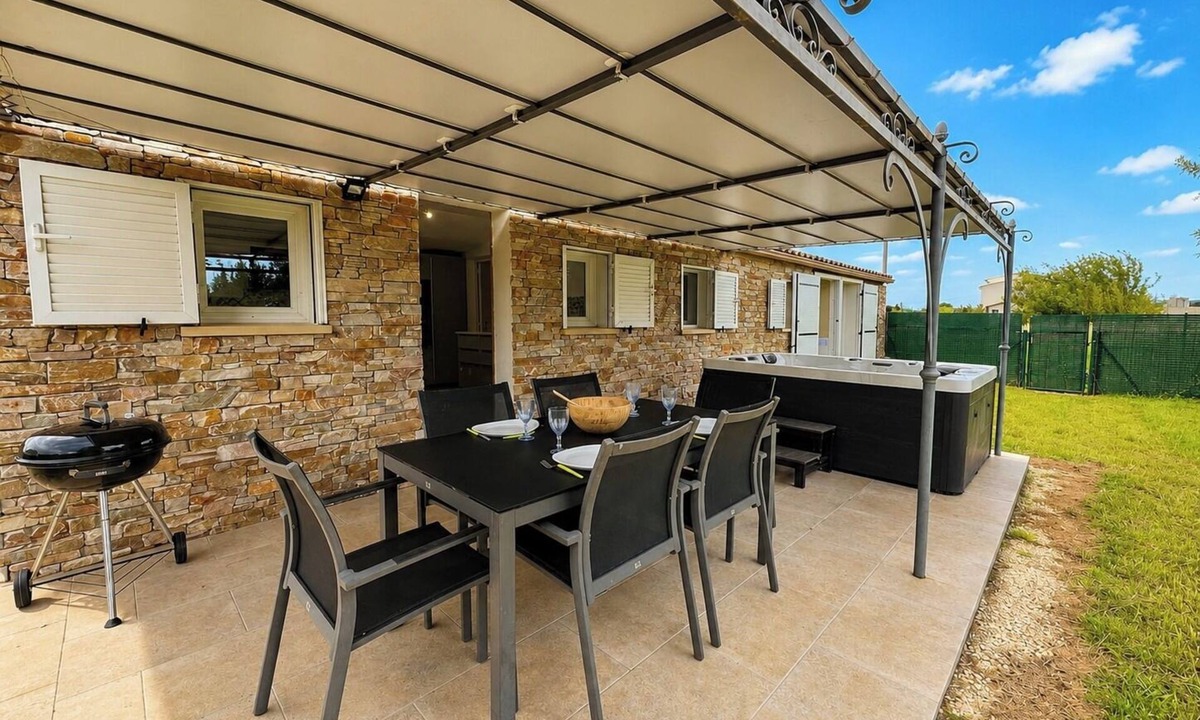 Le Luc House | Le Hameau des Oliviers – House with Jacuzzi & Garden