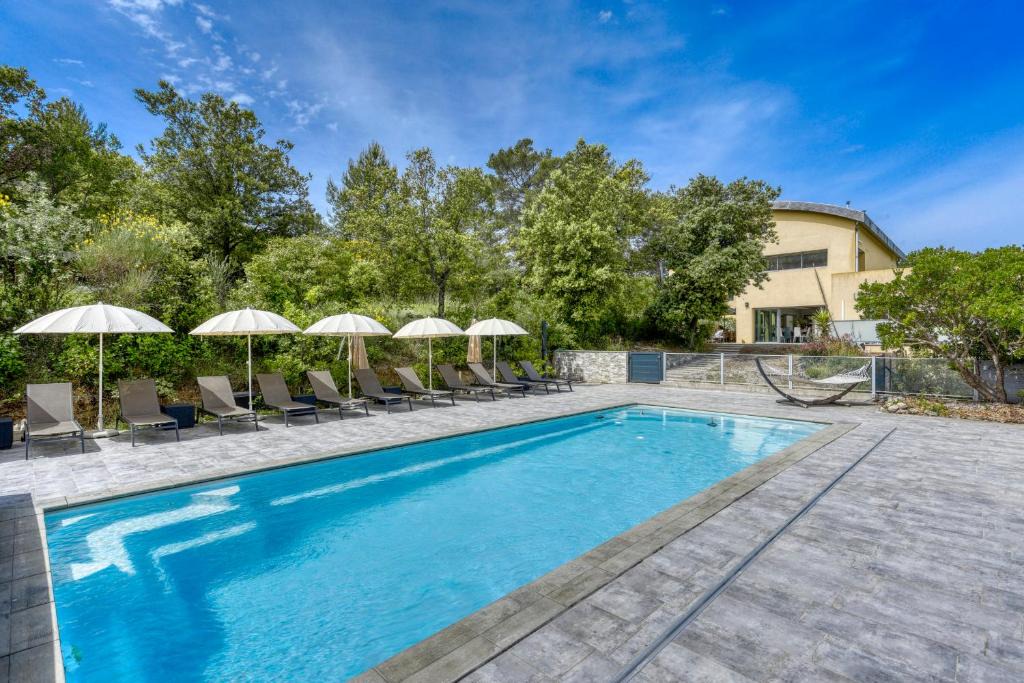 Neoules Villa | Le Mas de L'esteloun - Piscine & Spa - sleeps 20 people