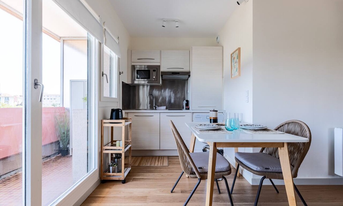 3rd Arrondissement Apartment | LE NID DES CEDRES - Magnifique Studio terrasse Montplaisir