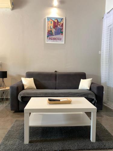 Pierrefeu-du-Var Apartment | LE SIGOU - Studio avec chambre sur Mezzanine, Jardin et parking sécurisé