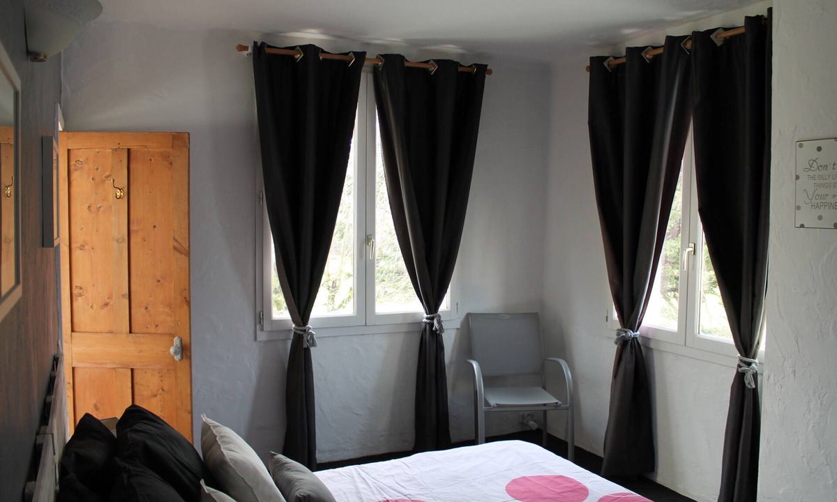 Portes-en-Valdaine Bed & Breakfast | “Les Oliviers” Room: Mountain View, Shared Garden & Wi-Fi