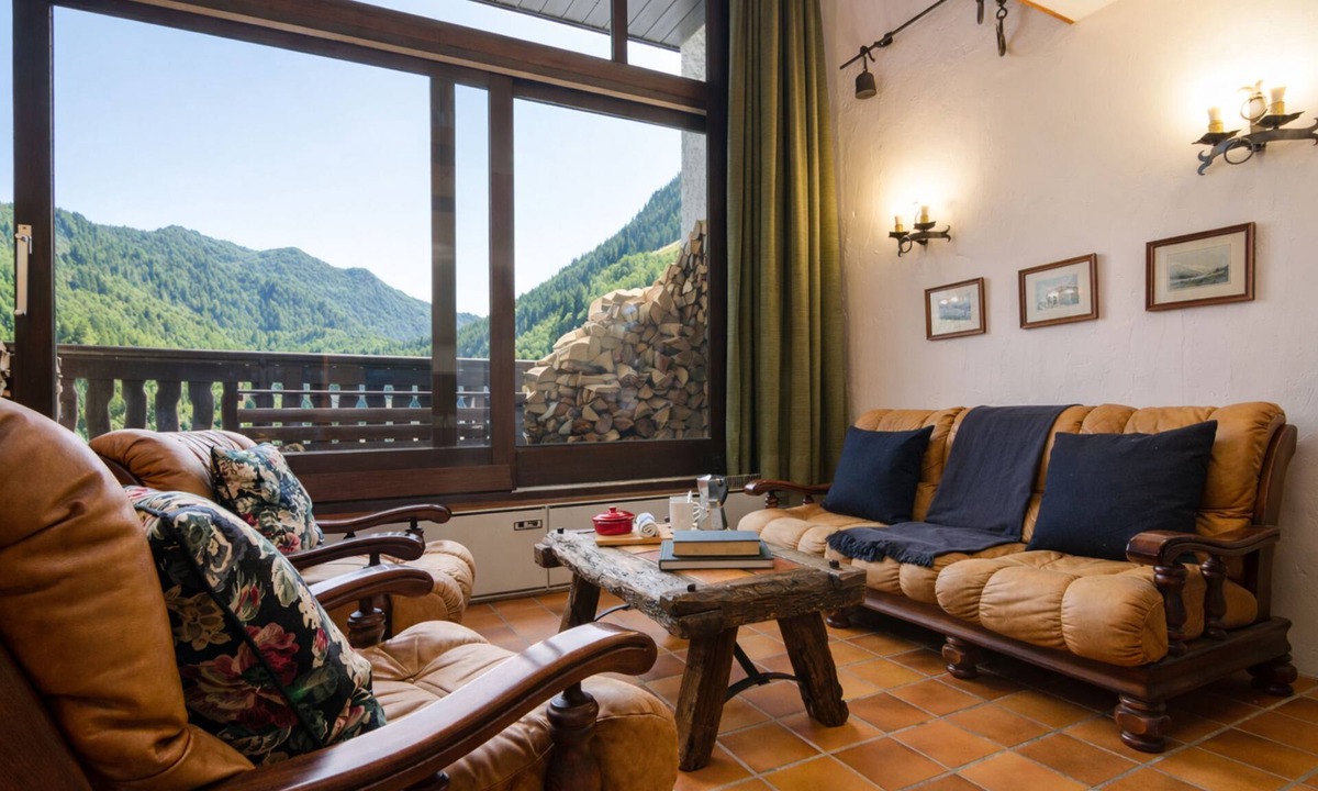 Montroc Ski Chalet | Les Soldanelles Cozy Alpine Apartment in Chamonix | Ski Access & Mountain Views, Le Tour (Argentière), France