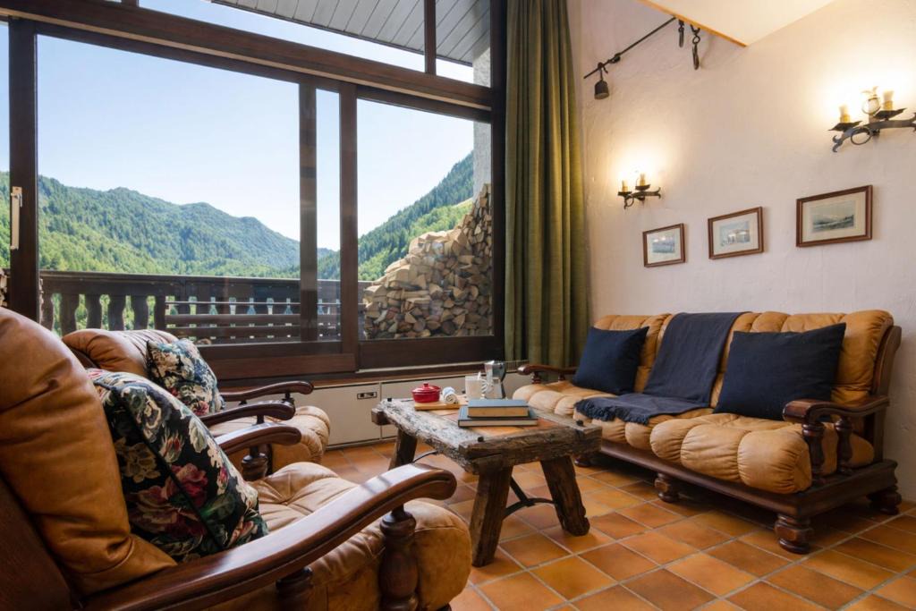Montroc Ski Chalet | Les Soldanelles Cozy Alpine Apartment in Chamonix | Ski Access & Mountain Views - Happy Rentals