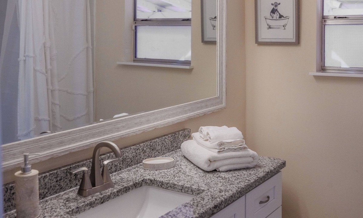 Dixieland House | Live Like a Local in Lakeland’s Coziest Bungalow- Foosball, Fountain & Fast WiFi