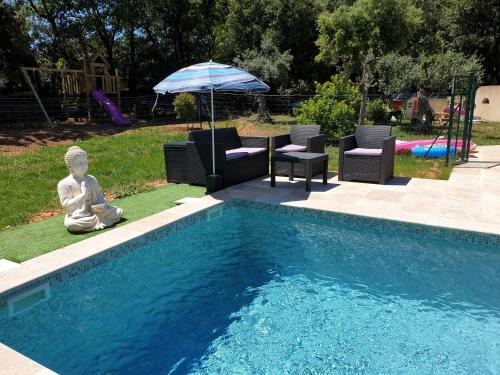 Flayosc House | Logement cosy avec piscine chauffée, jacuzzi, jardin et climatisation
