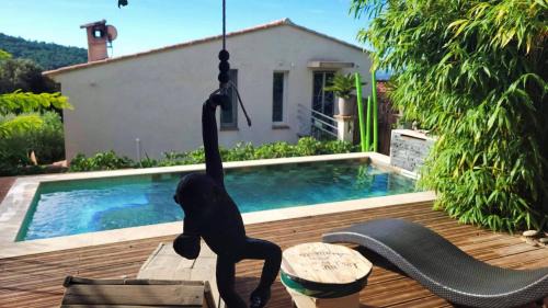 Carnoules Apartment | logement de charme avec jacuzzi et piscine