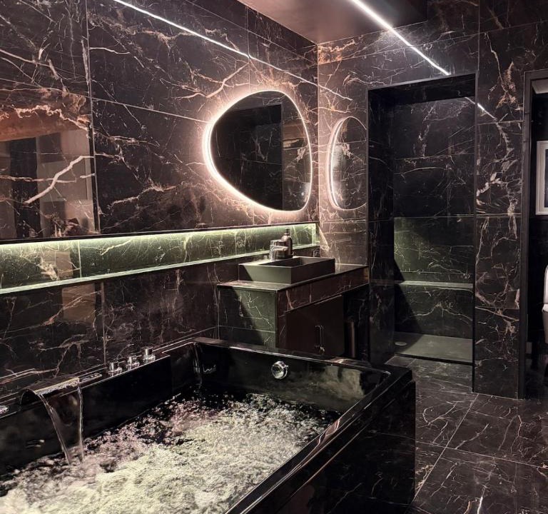 Griffon - Royale Apartment | Love Room standing-Cœur de Lyon