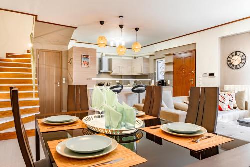 Gerakas Apartment | Lovehome - 4BD Villa with views-15mins to airport,10mins to MEC ΑΕ- 2mins to bus stop ,10mins to Suburban Railway on foot