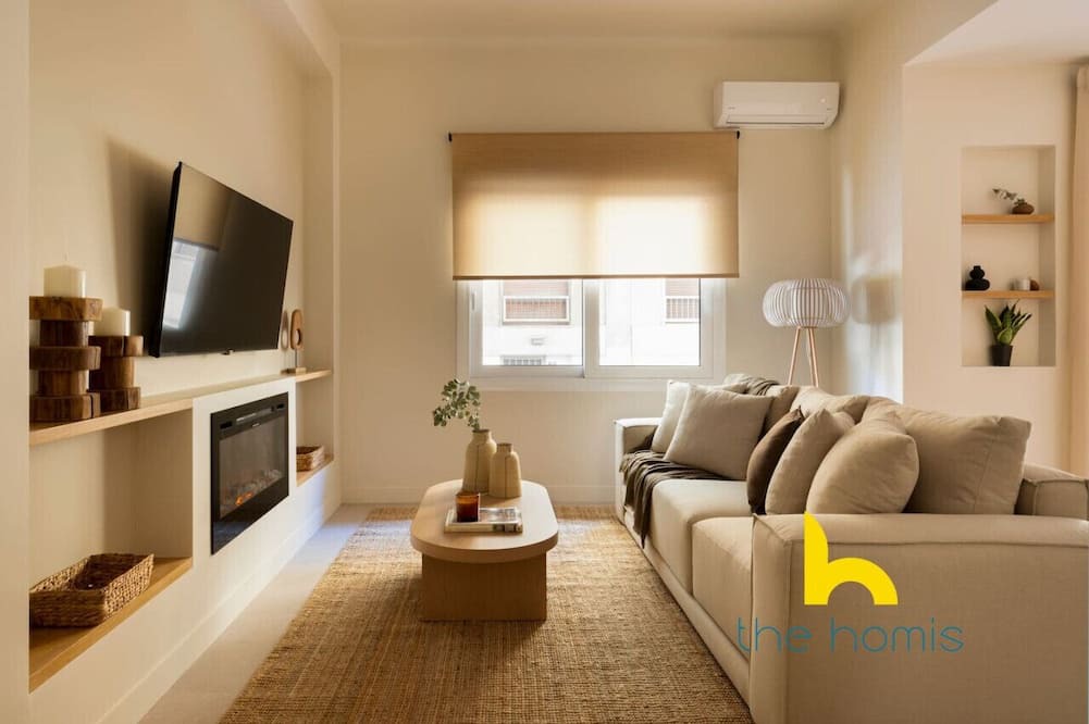 Pangrati Apartment | Luxurious Zen Retreat W/Balcony & 300mbps WiFi