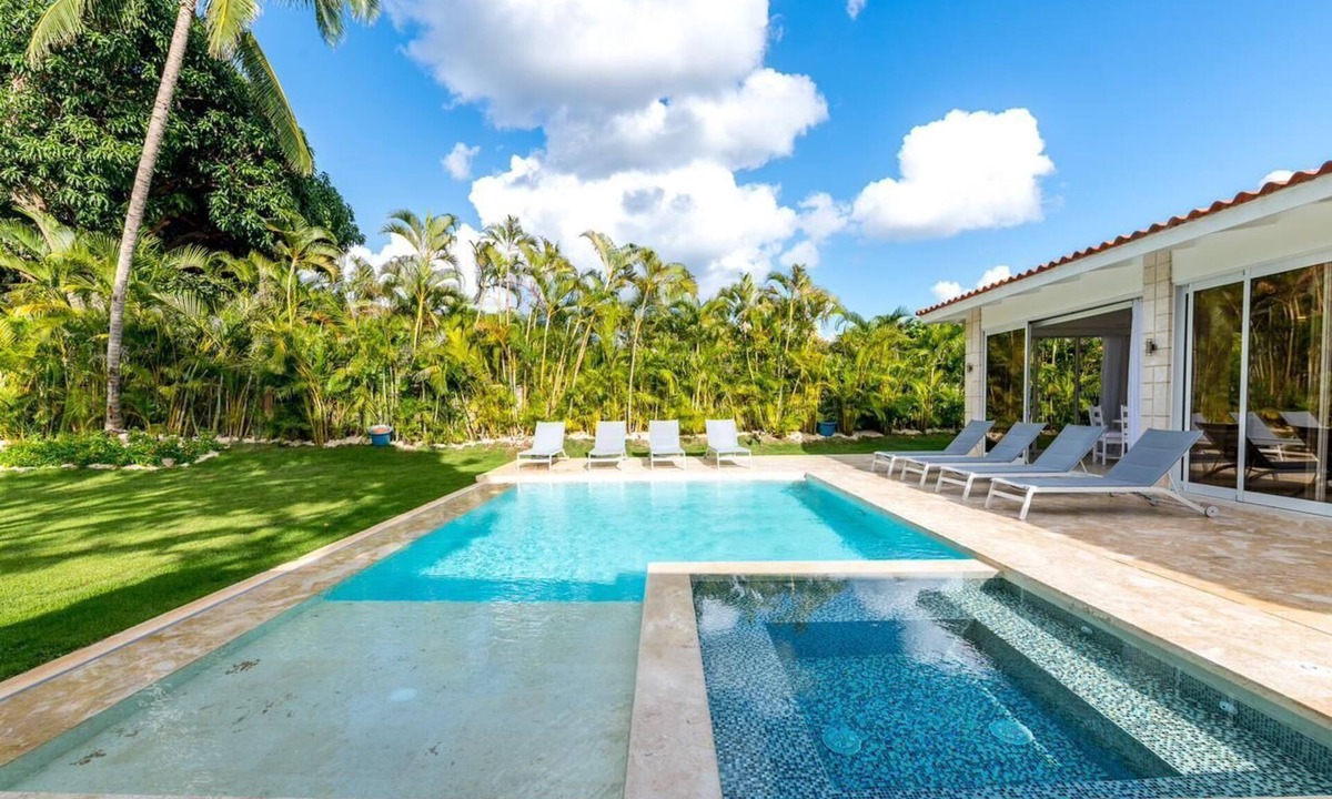 Los Lagos Villa | Luxury 5 bdrm steps from beach with pool, jacuzzi!