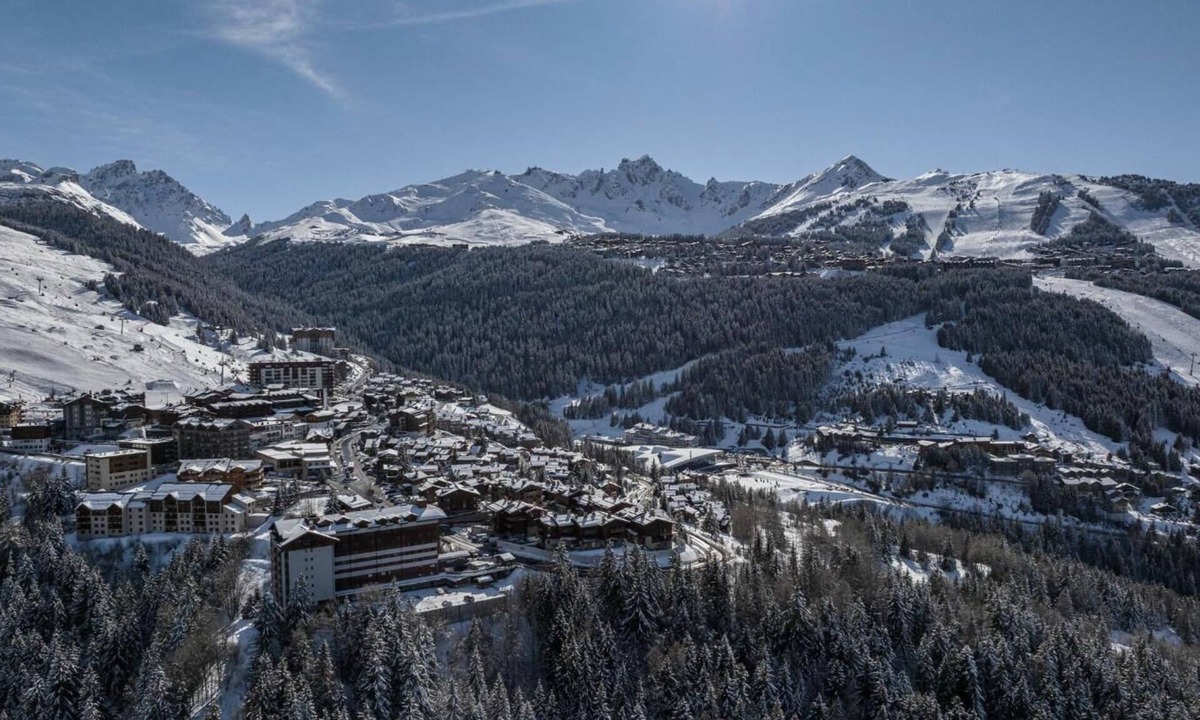 Courchevel Apartment | LUXURY CHALET WITH JACUZZI IN COURCHEVEL MORIOND – DOMAINE DES GLACIERS