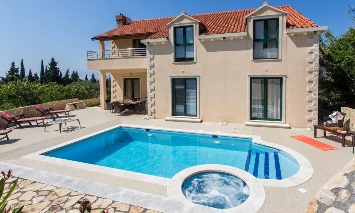 Brasina Apartment | Luxury Mlini Apartment | Villa Avoca | 4 Bedrooms | 2 Balconies and Swimming Pool | Sea Views