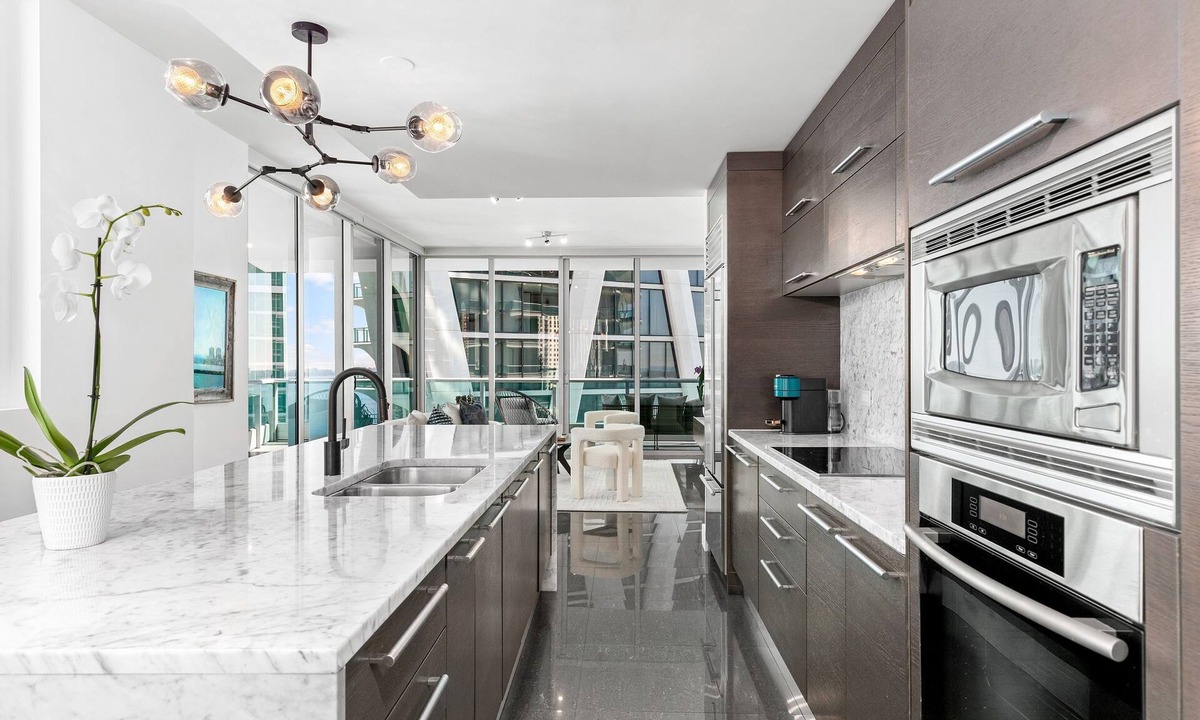 Town Square Apartment | LUXURY MODERN APARTMENT WITH INCREDIBLE VIEWS