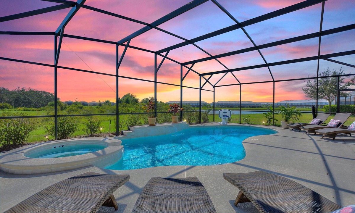 Loughman Villa | Luxury Villa on a great lot! Pool, Spa, Movie & Arcade. Close to Disney & Golf!