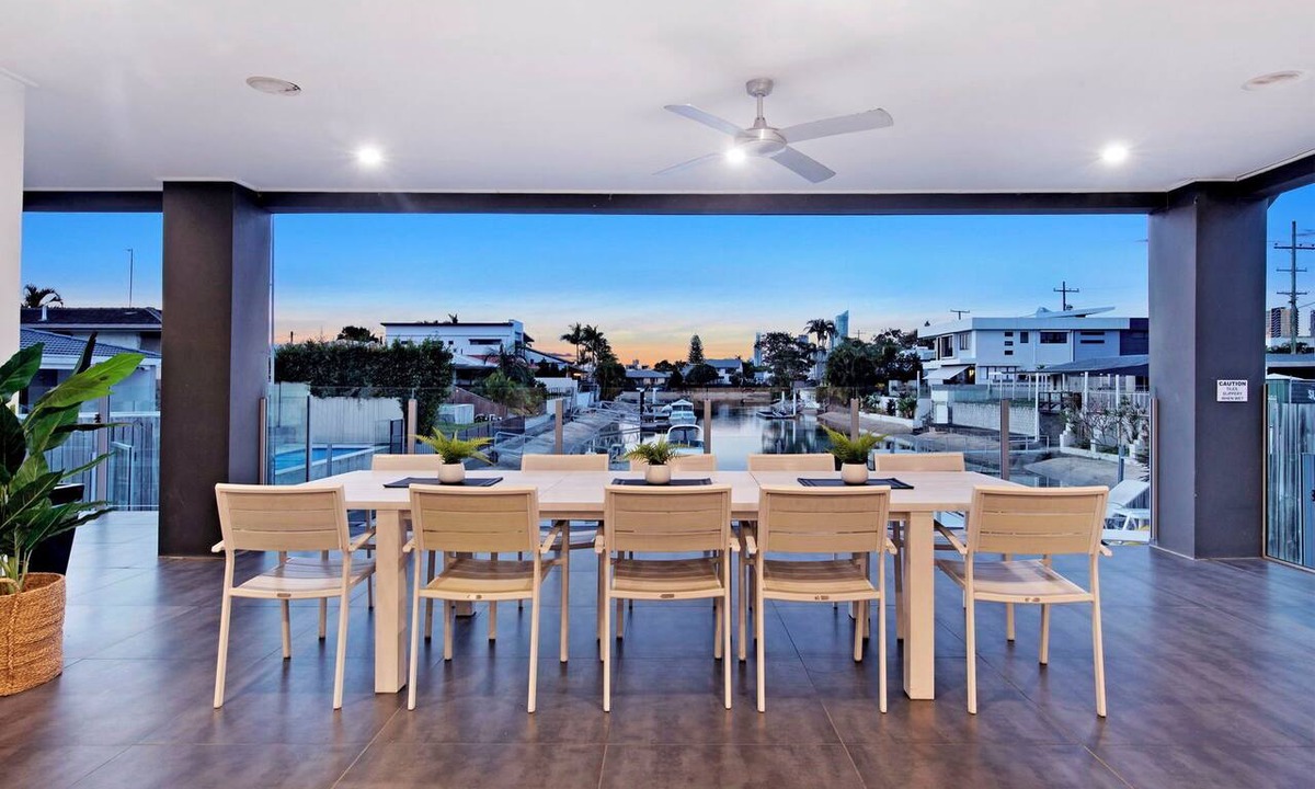 Broadbeach Waters House | Luxury Villas The Grand (Heated Pool)