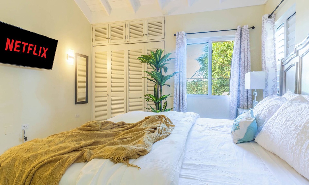St. Ann's Bay House | "LuxuryCrest: King Bed, BBQ & Backyard Games, Near Ocho Rios"