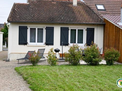 Villeneuve-sur-Allier House | Maison de charme à Villeneuve sur Allier, jardin paisible, idéal pour 4 pers., linge fourni - FR-1-489-372