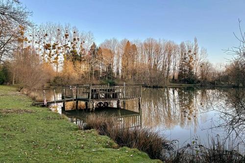 Secondigny House | Maison Paisible avec Etang Privé
