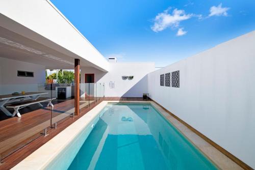 Broadbeach Waters House | Majestic Palms - Heated Pool
