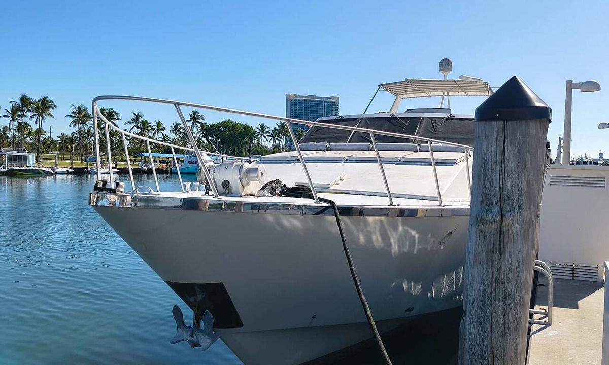 North Miami Boat Rental | Marvelous 4-bedroom boat with AC in Miami Beach