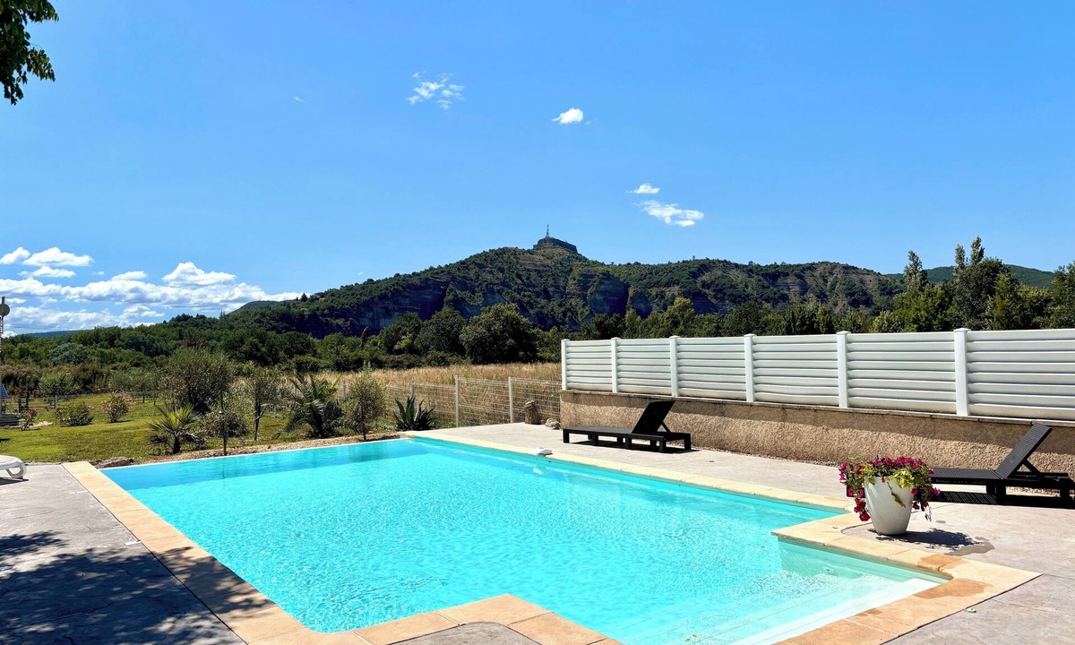 Ruoms House | Mas de 170m², Avec une Belle Piscine Privée sur un Terrain Clos Arboré de 2000m²