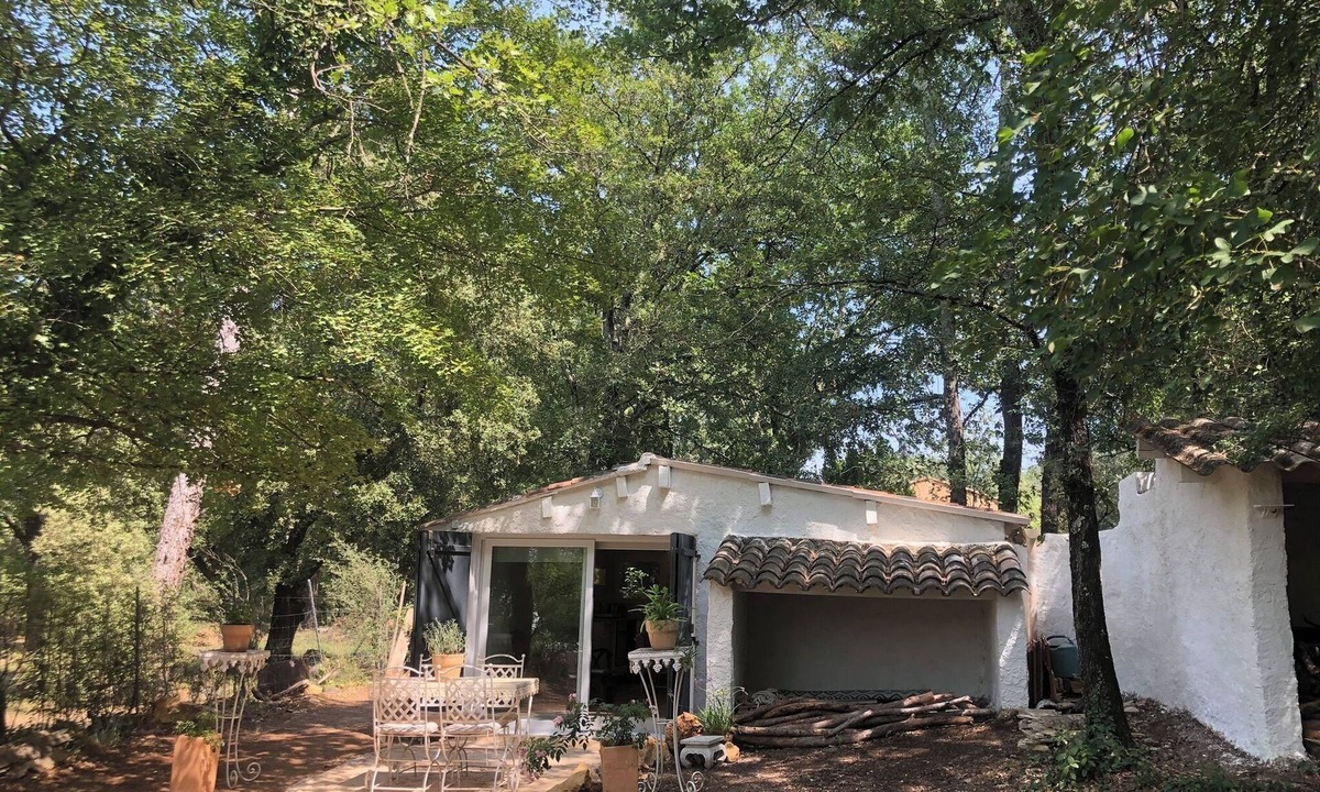 Le Thoronet Cottage | Mazet Provençal, in the shade of oak and olive trees: the flavor of the moment.
