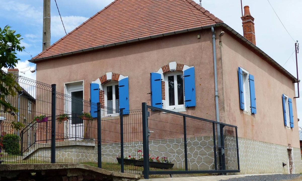 Saligny-sur-Roudon Cottage | Mini Farm Cottage, Pets Welcome, Wifi, Garden, 4-6 Guests
