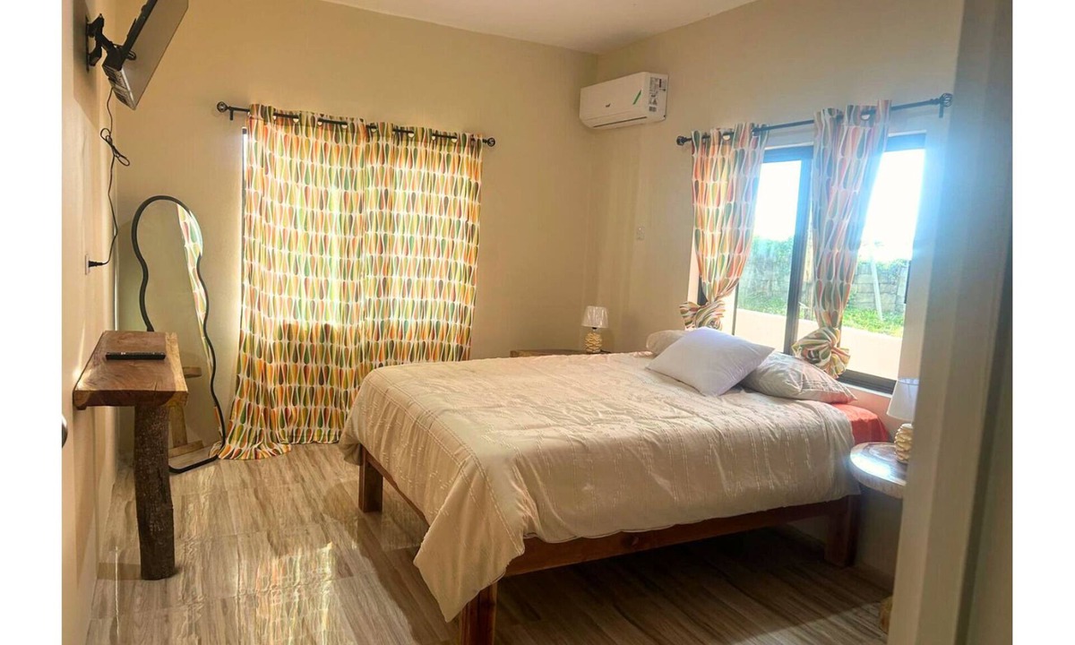 Salt Gut Apartment | Minimalist queen suite with soothing décor and ensuite bathroom for quiet reflection.