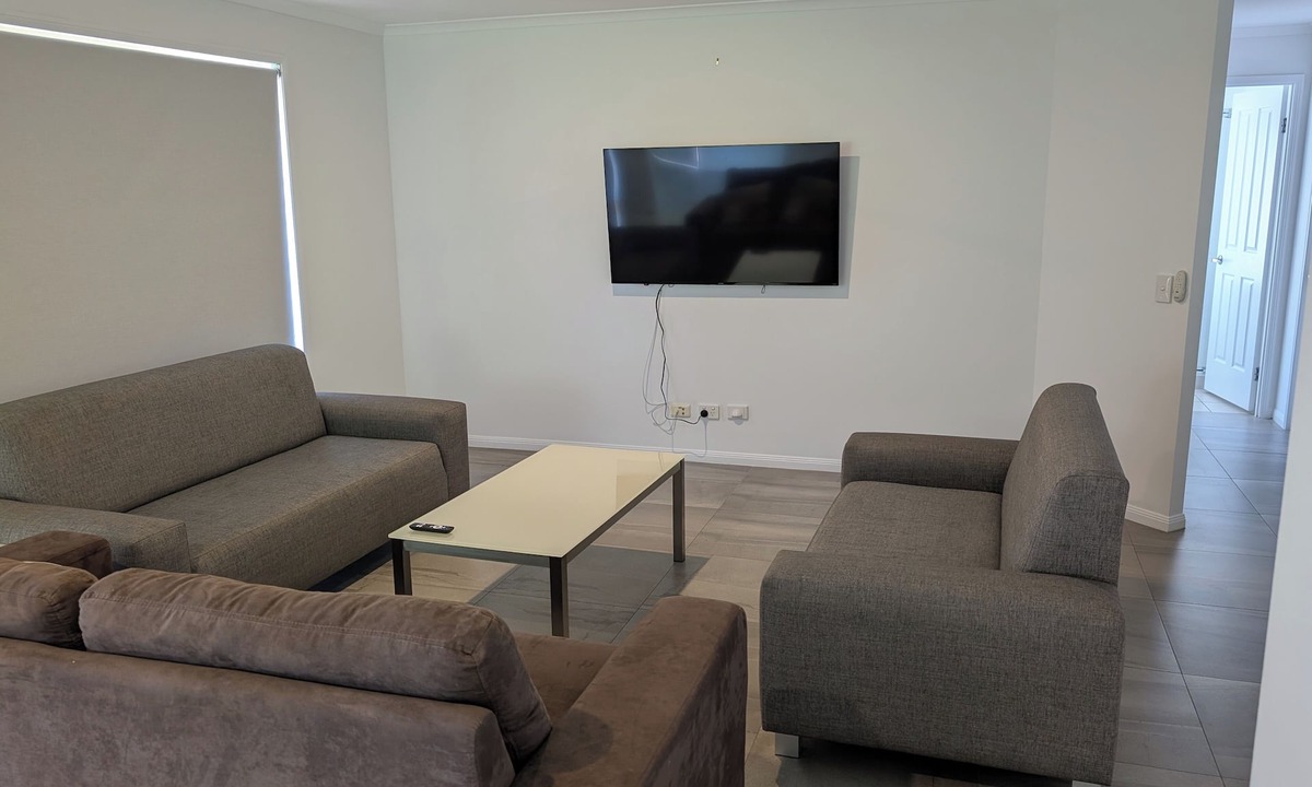 Oxenford House | Modern 3-Bedroom Comfort in Oxenford, 5 minutes from Movie World
