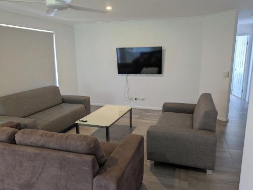 Oxenford House | Modern 3-Bedroom Comfort in Oxenford, 5 minutes from Movie World