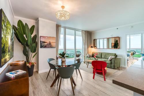 Coconut Grove Apartment | Modern 3BR 3BA Grove Condo Views Balconies Full Kitchen 3 Parking