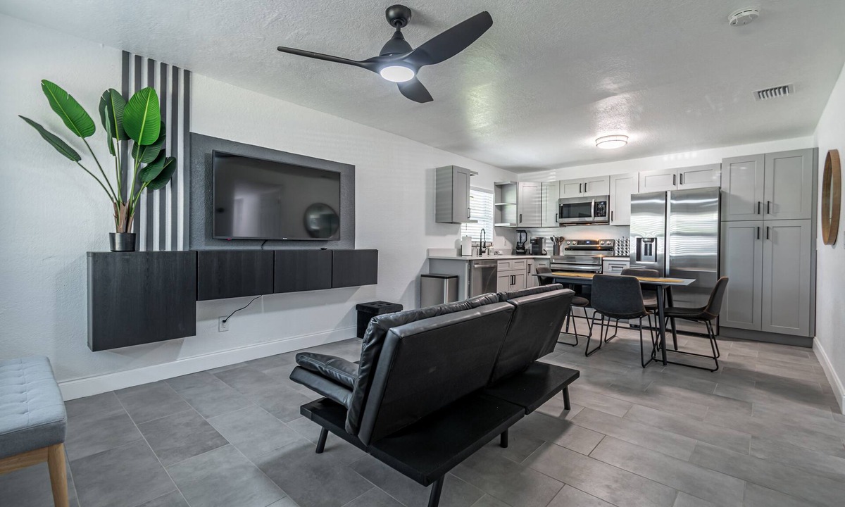 Catalina House | Modern 8 Sleeper near Downtown Orlando