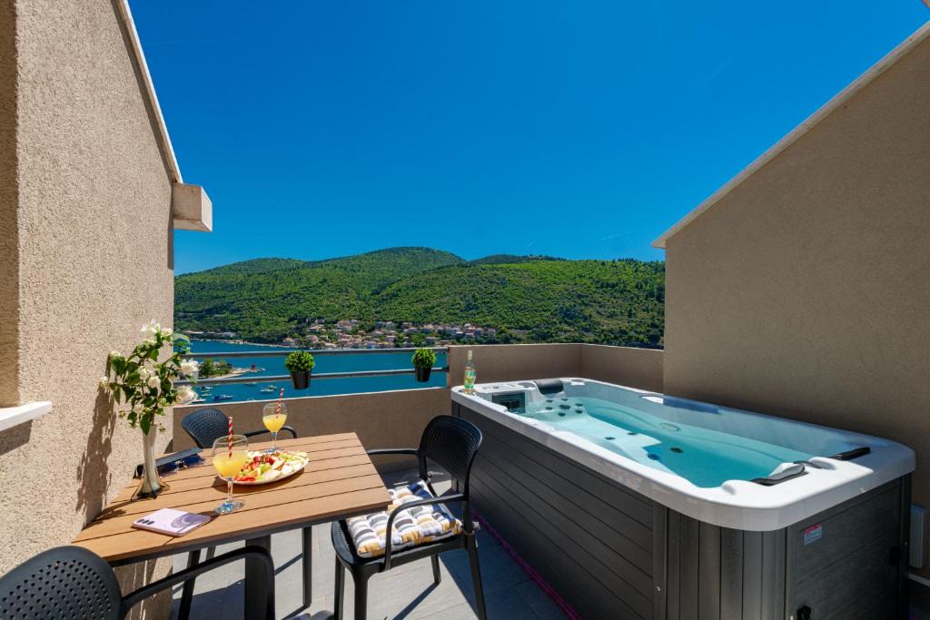 Mokosica Apartment | Modern Apartment with Jacuzzi & Sea View - Volare
