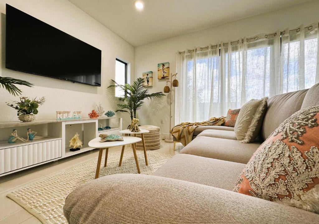 Florida City House | Modern Beach 100 percent Concrete Decor FL Gateway Keys