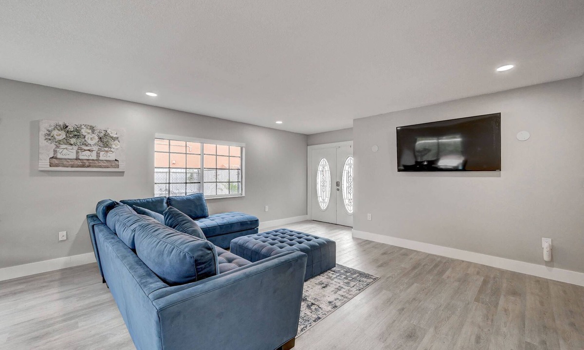 Richmond West House | Modern cozy home! Single Family with game room, Pool & Patio.