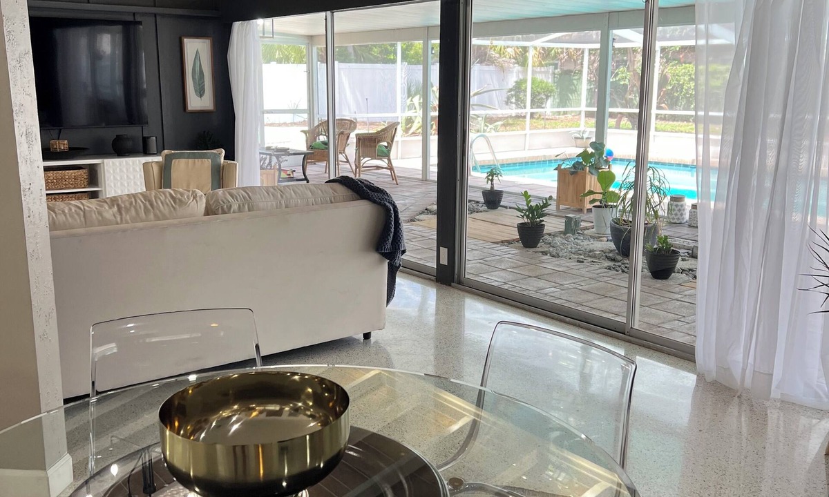 Lake Bentley House | Modern house with pool near Downtown