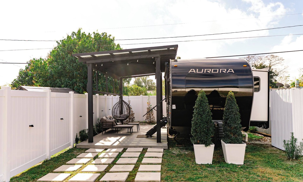 Oak Ridge House | Modern Luxury RV Experiencie in Orlando"